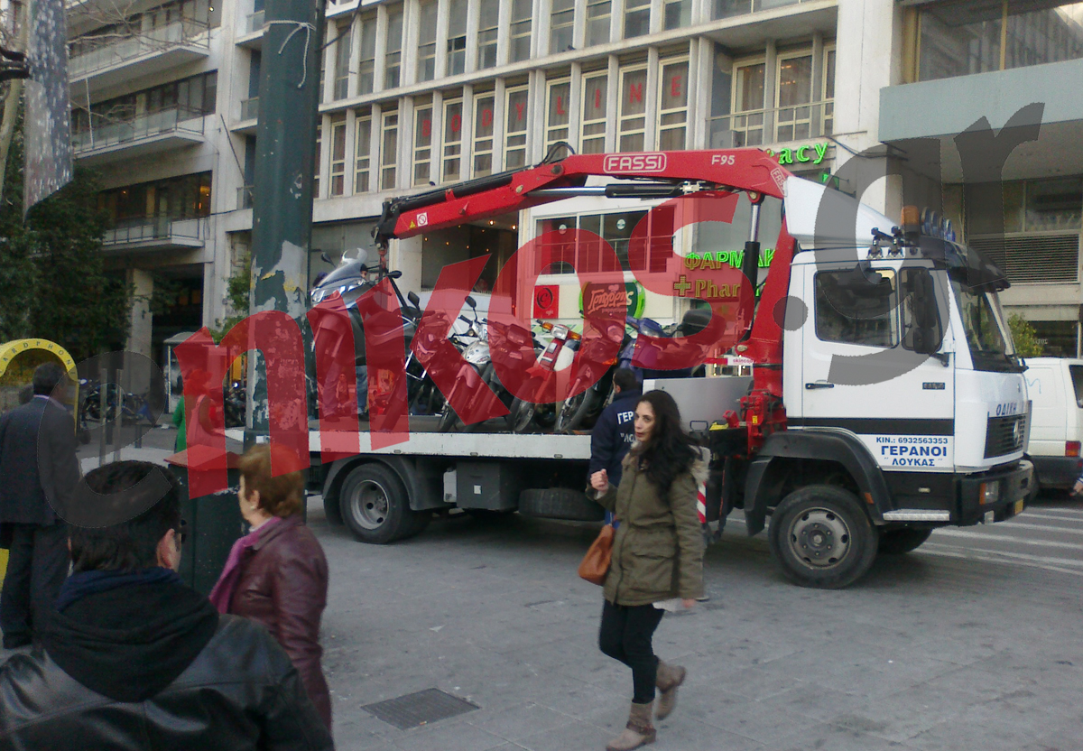ΦΩΤΟ-Σηκώνουν μηχανάκια στο Σύνταγμα