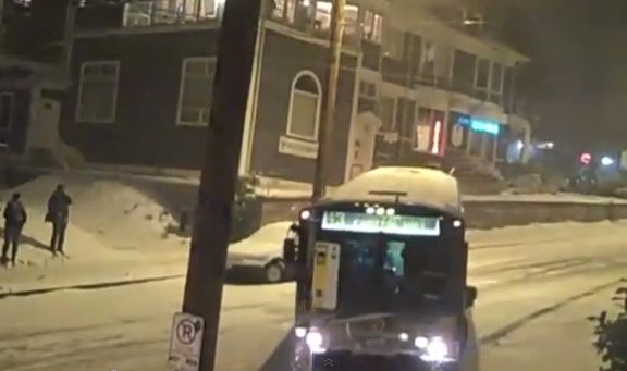 Βίντεο-Άνθρωπος VS χιονιού