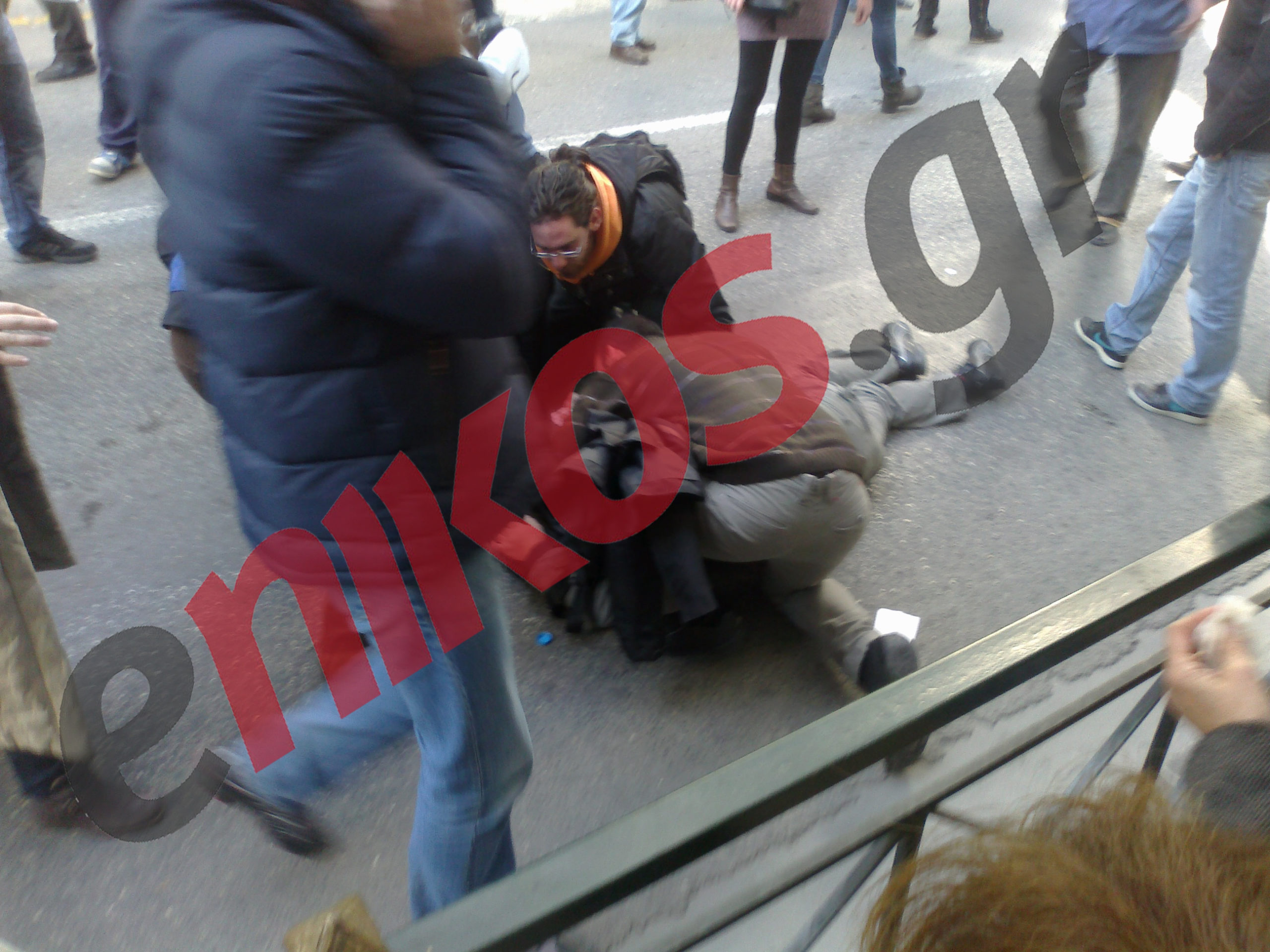 ΦΩΤΟ-Τραυματίας στο Υπουργείο Εργασίας