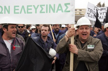 ΤΩΡΑ-Ναυτεργάτες έξω από το υπουργείο Ανάπτυξης