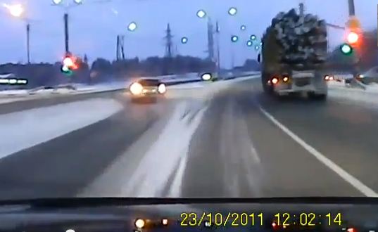 ΒΙΝΤΕΟ-Νταλίκα…ξηλώνει φανάρι