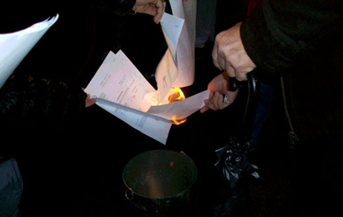 Έβαλαν φωτιά στα… χαράτσια