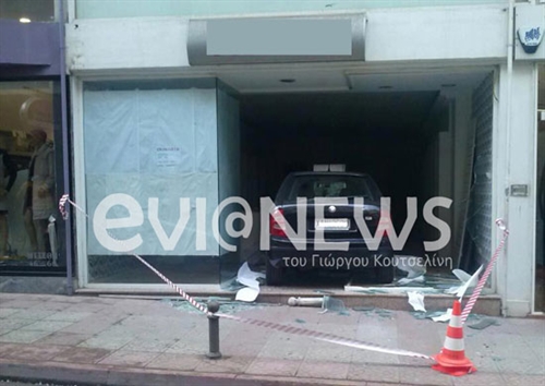 Αυτοκίνητο …εισέβαλε σε βιτρίνα