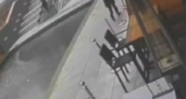 BINTEO- Το sms την έριξε στο… συντριβάνι