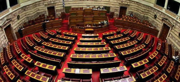 Σκηνές απείρου κάλλους με «γαλλικά» στη Βουλή