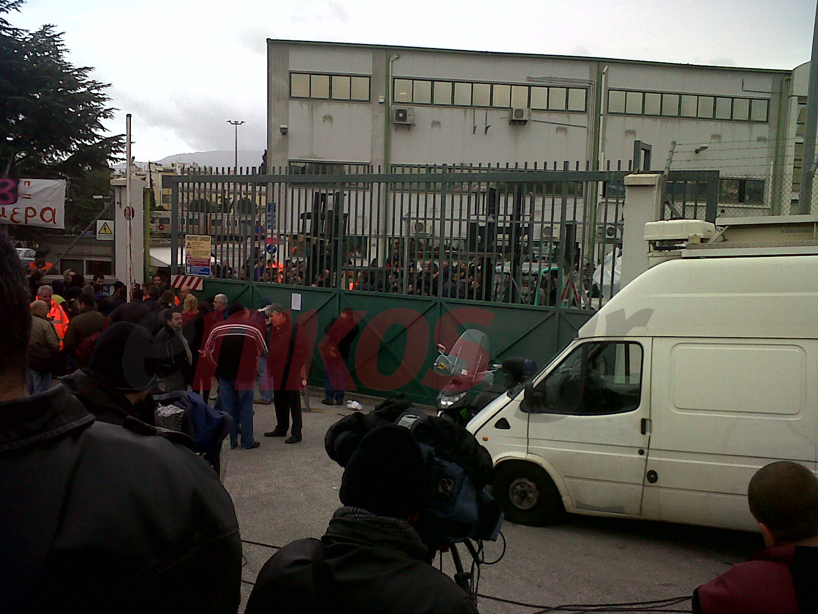 ΦΩΤΟ-Κλαρκ πίσω από την πόρτα του αμαξοστασίου στα Σεπόλια