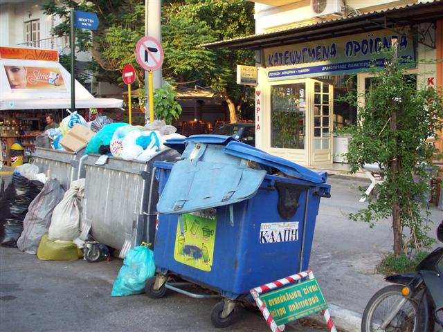 “Συνάδελφοί μου τρώνε από τα σκουπίδια”