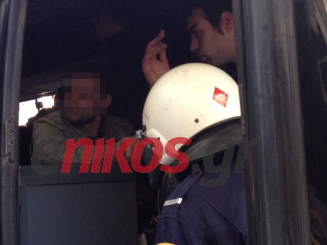 ΤΩΡΑ: Οι προσαχθέντες στις κλούβες των ΜΑΤ