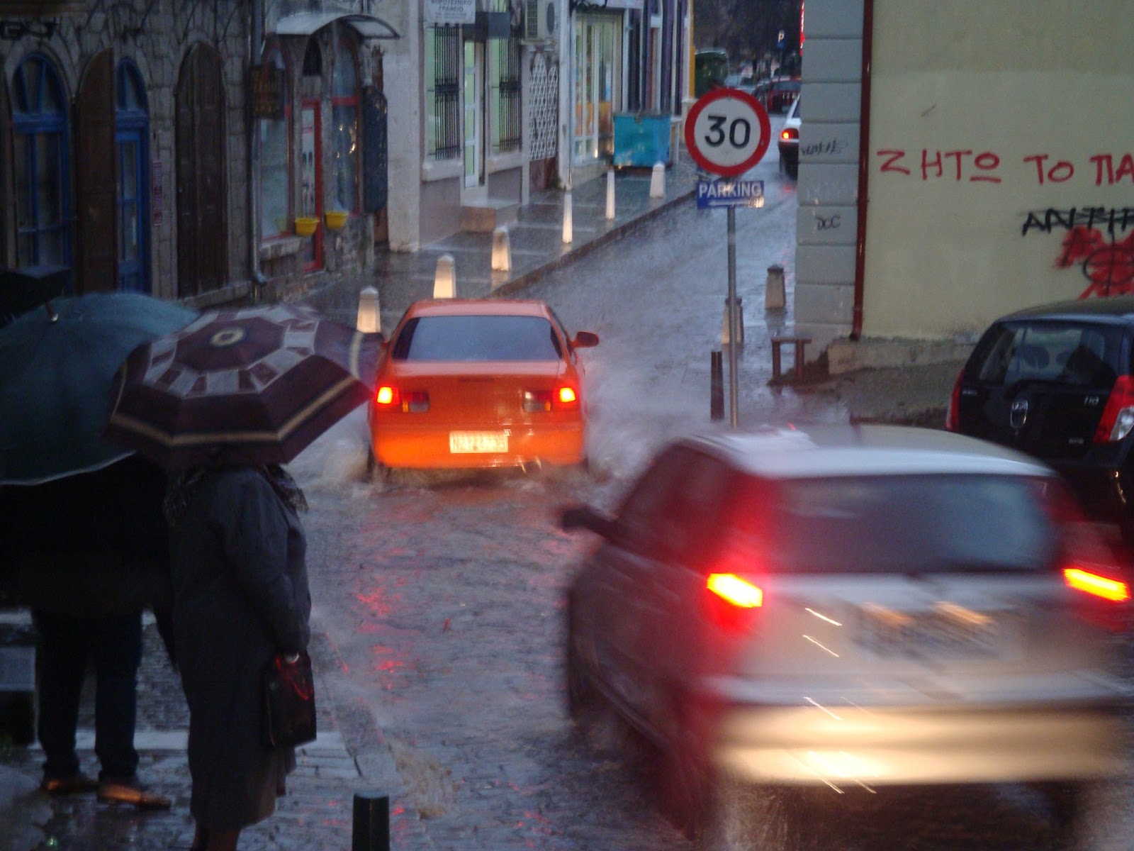 Πλημμύρισαν δρόμοι στην Ξάνθη