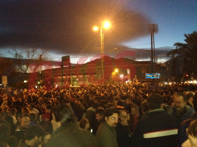 ΦΩΤΟ – Πλήθος κόσμου έξω από τη ΓΑΔΑ