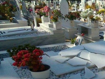 Βεβήλωσαν νεκροταφείο στο Κορωπί