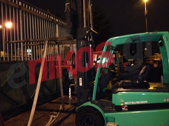 ΦΩΤΟ-Οχυρώνουν την πύλη με κλαρκ