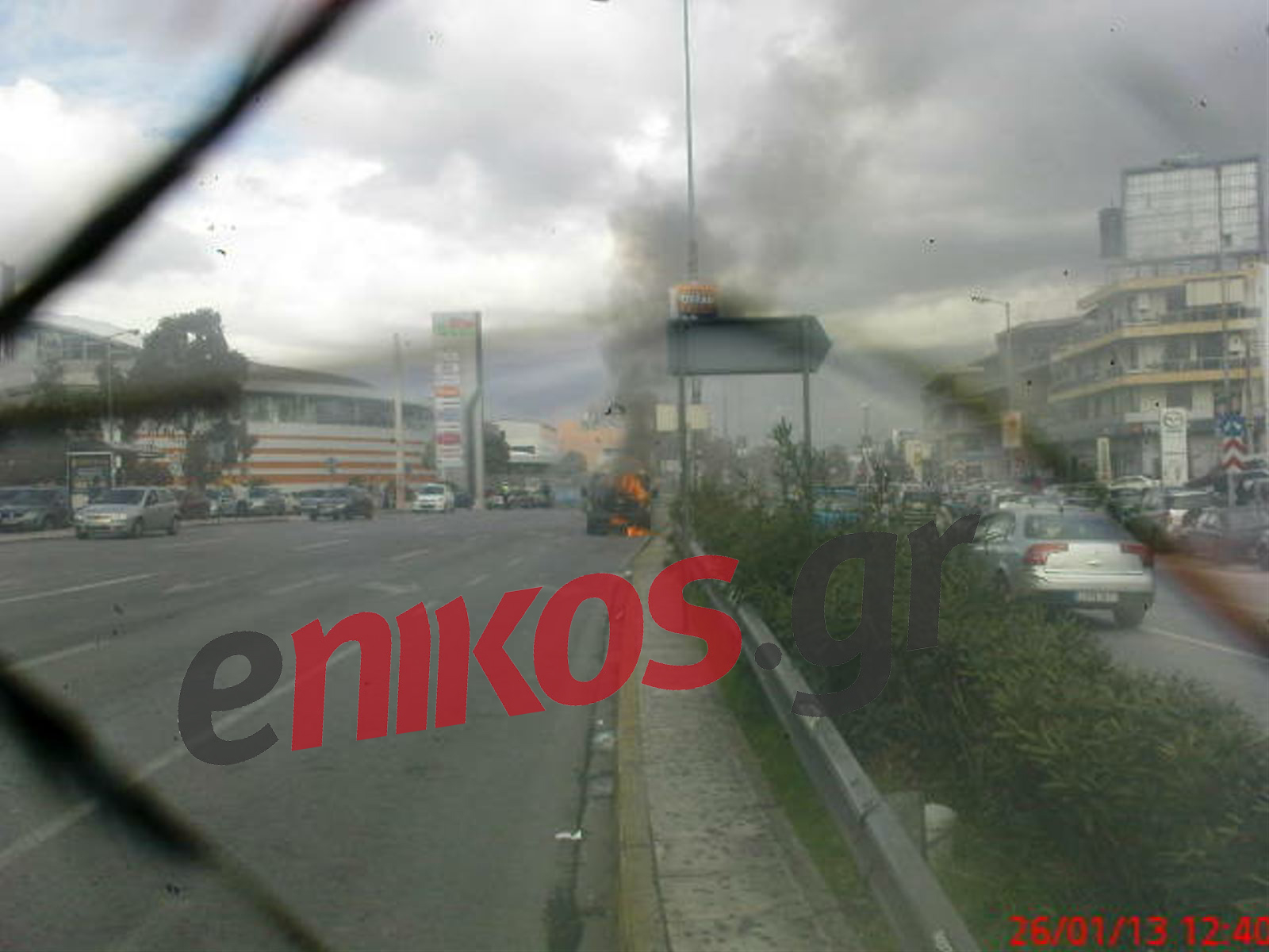 ΤΩΡΑ-ΦΩΤΟ:Καίγεται φορτηγό στη λεωφόρο Βουλιαγμένης