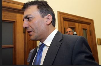 Τώρα – Δύο διμοιρίες των ΜΑΤ στο γραφείο του Βρούτση