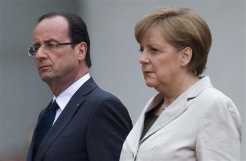 Μαζί στην εξέδρα Μέρκελ-Ολάντ