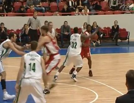 ΒΙΝΤΕΟ-Προπονητής δίνει ασίστ σε παίκτη!