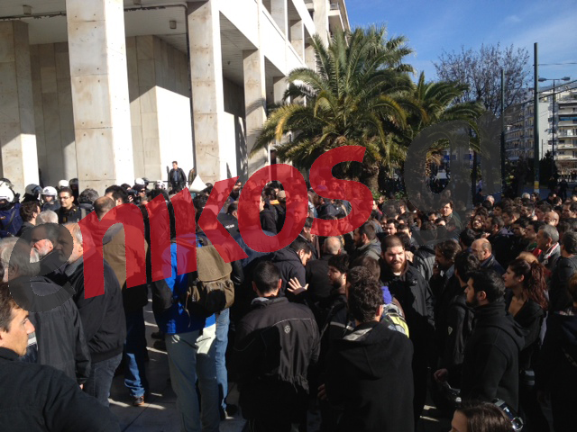 Τώρα – ΦΩΤΟ: Στη ΓΑΔΑ για τους προσαχθέντες