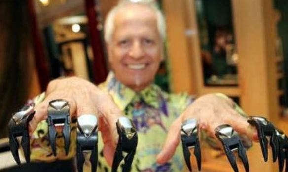 ΒΙΝΤΕΟ-Ο κομμωτής …ψαλιδοχέρης!