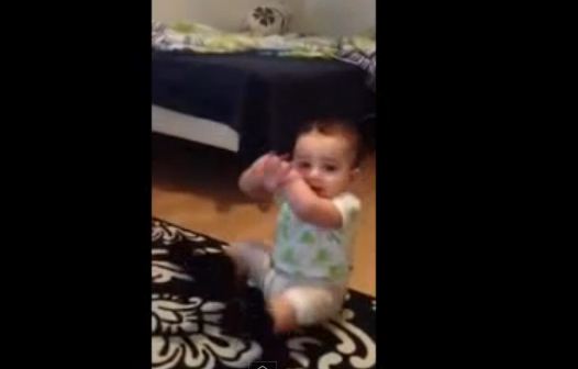 Ο μικρός χορεύει… Gangnam Style