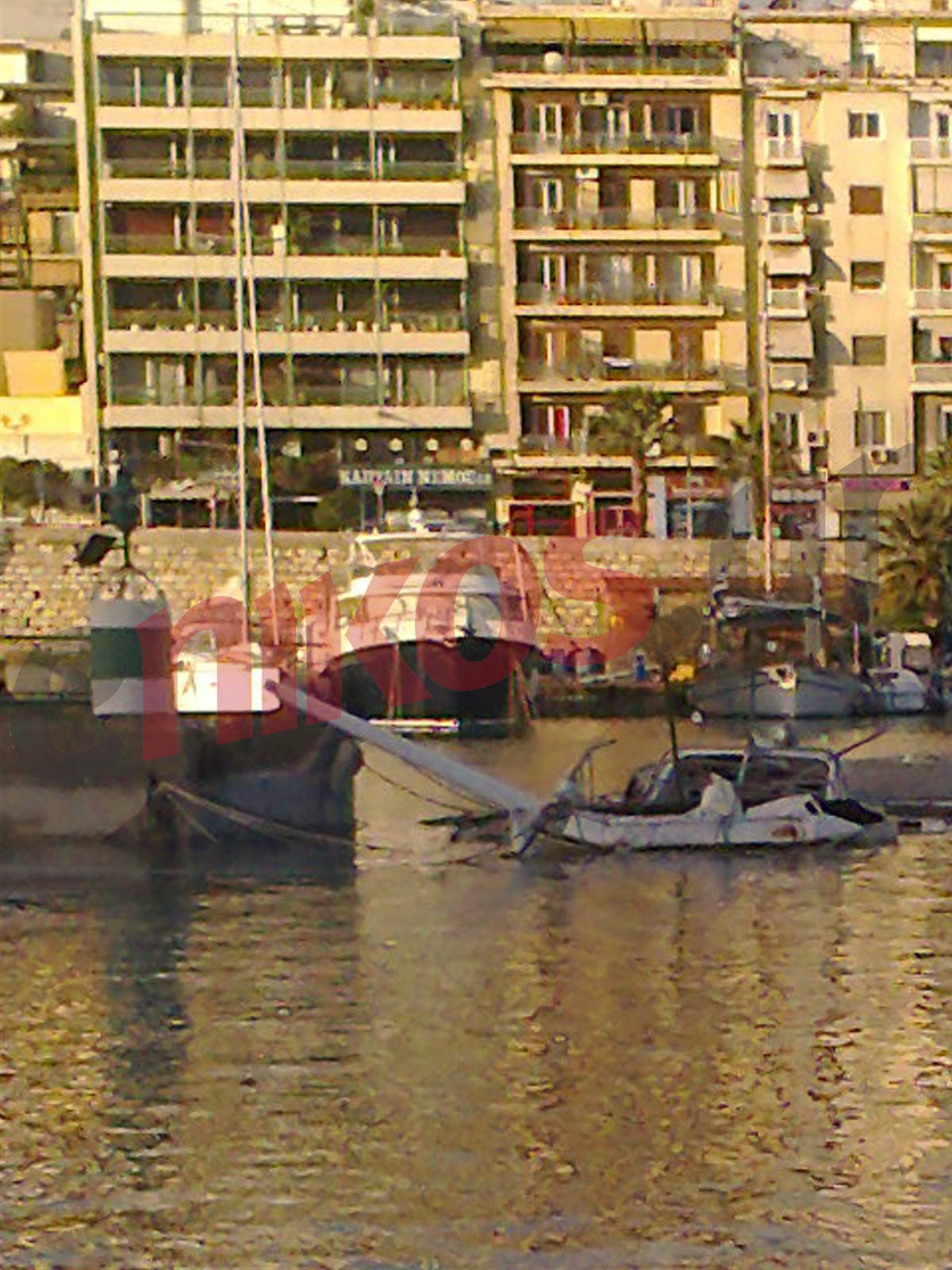 ΦΩΤΟ – Παραμένει ναυαγισμένο εδώ και χρόνια