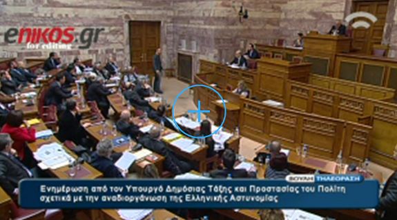 “Μαινόμενος” ο Κασιδιάρης έφυγε από την Επιτροπή