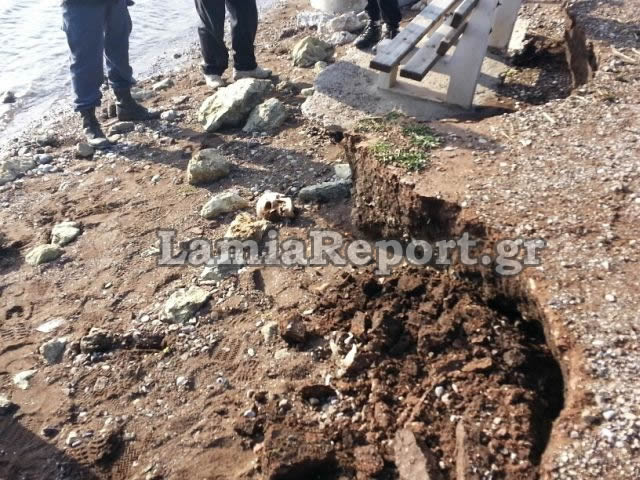 Βίντεο-Βρήκε ένα κρανίο δίπλα στο παγκάκι