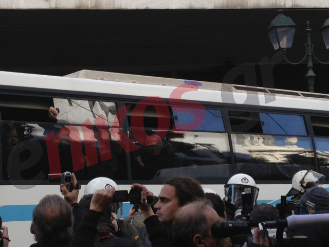 ΦΩΤΟ: Οι προσαγωγές έξω από το υπουργείο Εργασίας