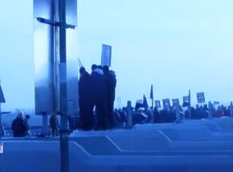 ΒΙΝΤΕΟ-Τώρα:Χημικά και συλλήψεις στα διόδια Αιγινίου