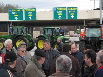ΑΓΡΟΤΕΣ:Έκλεισαν πεζοί την Εθνική Οδό
