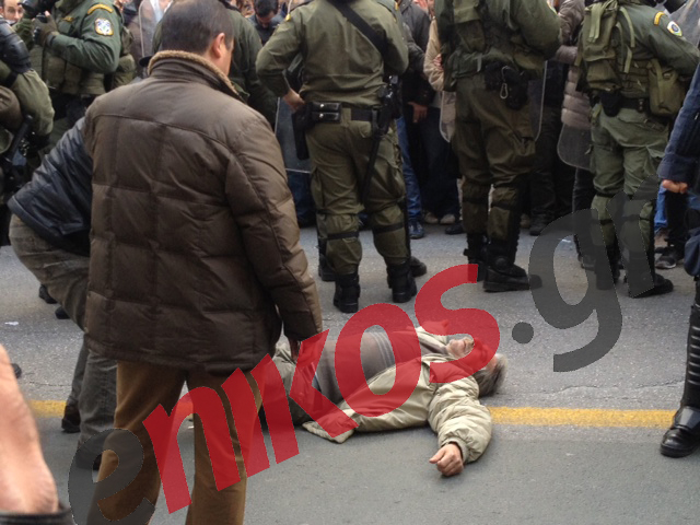 ΦΩΤΟ: Κλοιός γύρω από την κλούβα των προσαχθέντων