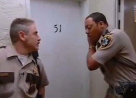 ΒΙΝΤΕΟ-Αστυνομικός σφηνώνει σε πόρτα