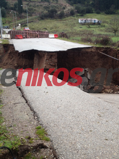 ΦΩΤΟ- Κατέρρευσε γέφυρα στην Αχαΐα