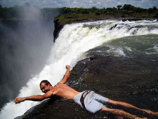 ΒΙΝΤΕΟ-Κολύμπι στην “πισίνα του διαβόλου”