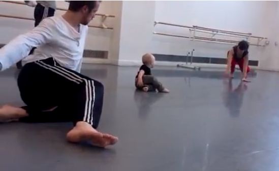 Ο «χορογράφος» είναι… 14 μηνών