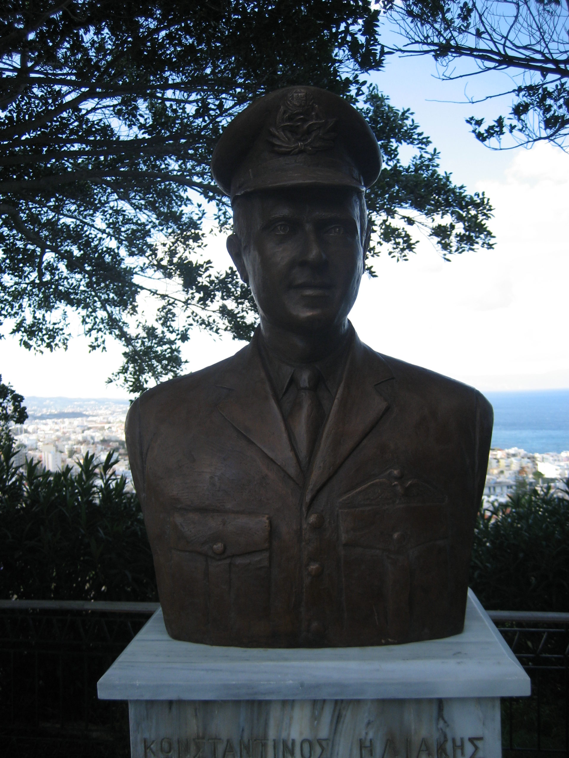 Στη θέση της η προτομή του Ηλιάκη