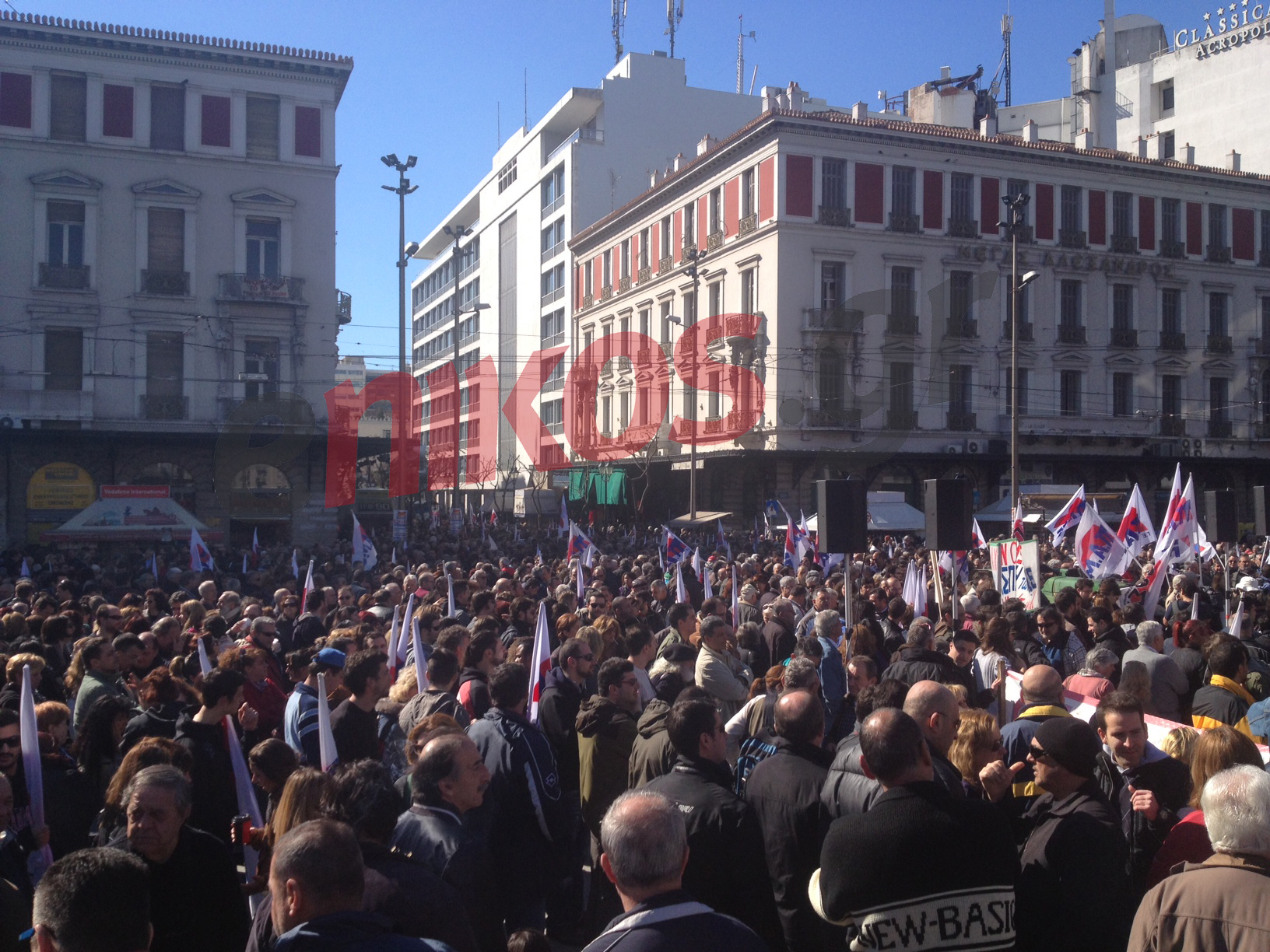 Τώρα-Εργαζόμενοι συρρέουν στην Ομόνοια