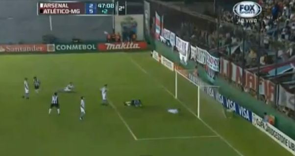 ΒΙΝΤΕΟ-Αμυντικός γλιτώνει γκολ με κεφαλιά-ψαράκι