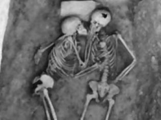ΦΩΤΟ-Το φιλί 6.000 ετών που σαρώνει…