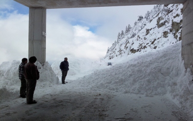 Τους εγκλώβισε μια χιονοστιβάδα