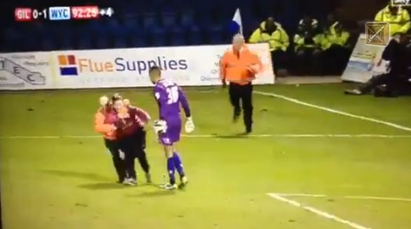 BINTEO-Oπαδός χτυπάει τερματοφύλακα