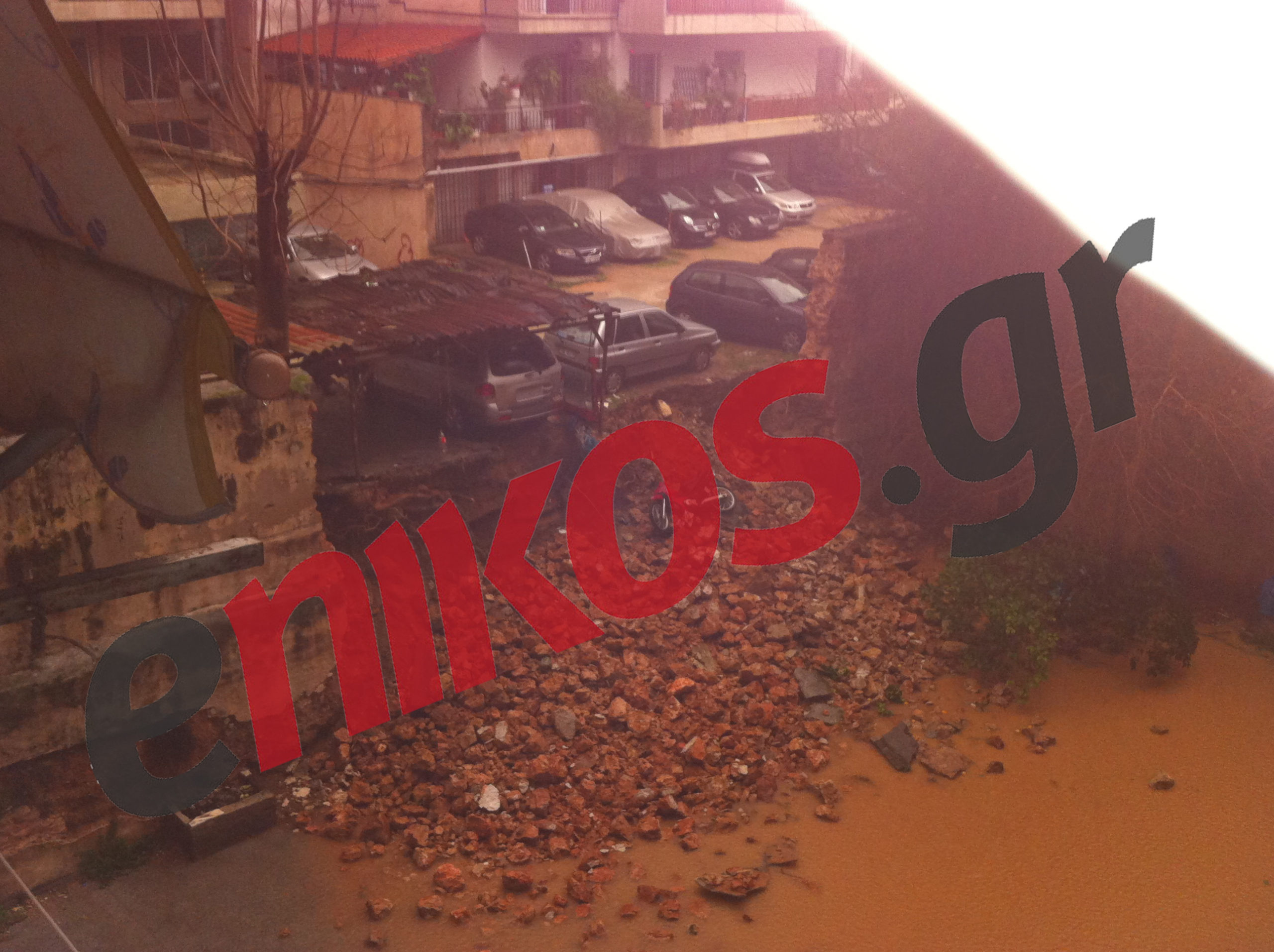 Τώρα – ΦΩΤΟ: Γκρεμίστηκε μάντρα στην Καλλιθέα