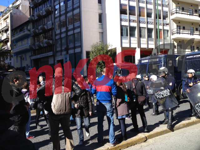 ΤΩΡΑ-ΦΩΤΟ:Φραγμός της ΕΛΑΣ στην πορεία