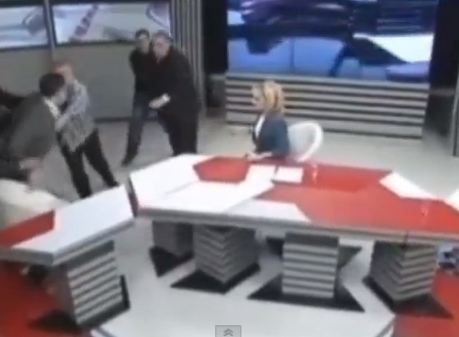 ΒΙΝΤΕΟ-Ξύλο μεταξύ βουλευτών στον “αέρα”