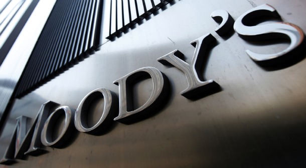 Η Moody’s υποβάθμισε τη Βρετανία