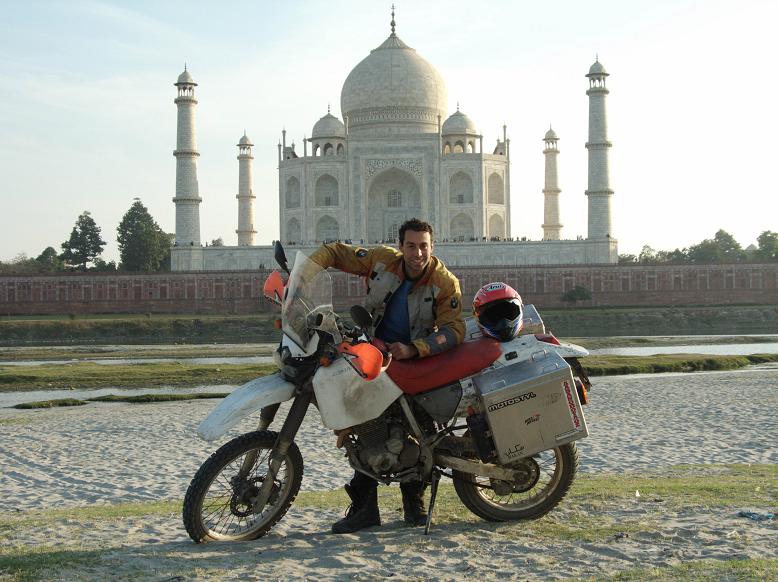 Έκανε το γύρο της Ανατολής με μοτοσυκλέτα