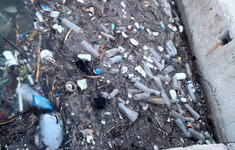 ΦΩΤΟ: Σκουπιδότοπος το λιμάνι Μυτιλήνης