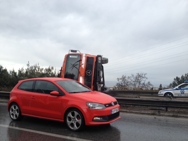 ΦΩΤΟ-Η νταλίκα που «δίπλωσε» στη Θεσσαλονίκη