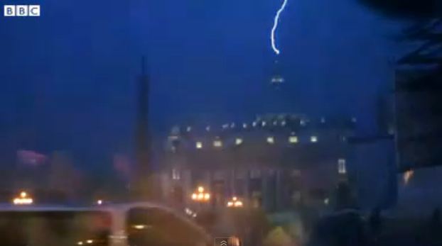 ΒΙΝΤΕΟ-Κεραυνός “χτυπά” το Βατικανό την ώρα της παραίτησης