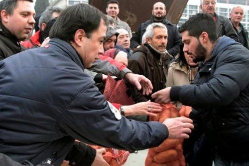 Αγρότες:αντί για μπλόκα… τρόφιμα