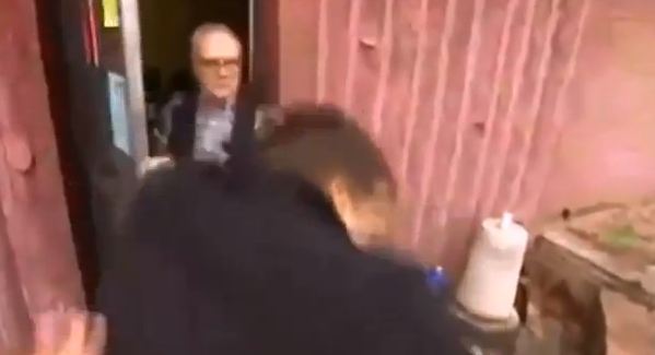 ΒΙΝΤΕΟ-Νοκ άουτ ο δημοσιογράφος